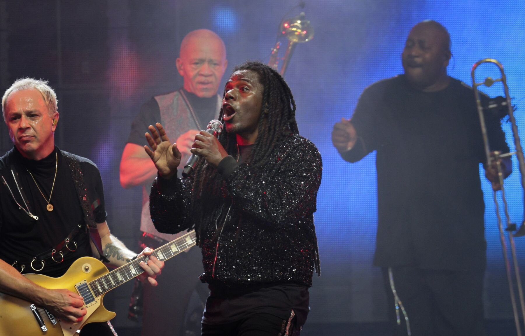 Earth Wind & Fire brave heat, perform at ӣƵ Music Park